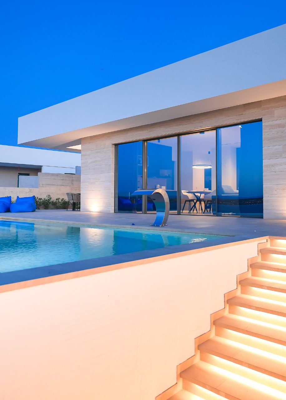 Ferienhaus Aussenansicht mit Terrasse und Pool Moderne Villa View Kroatien mit Pool und Blick auf die Adria