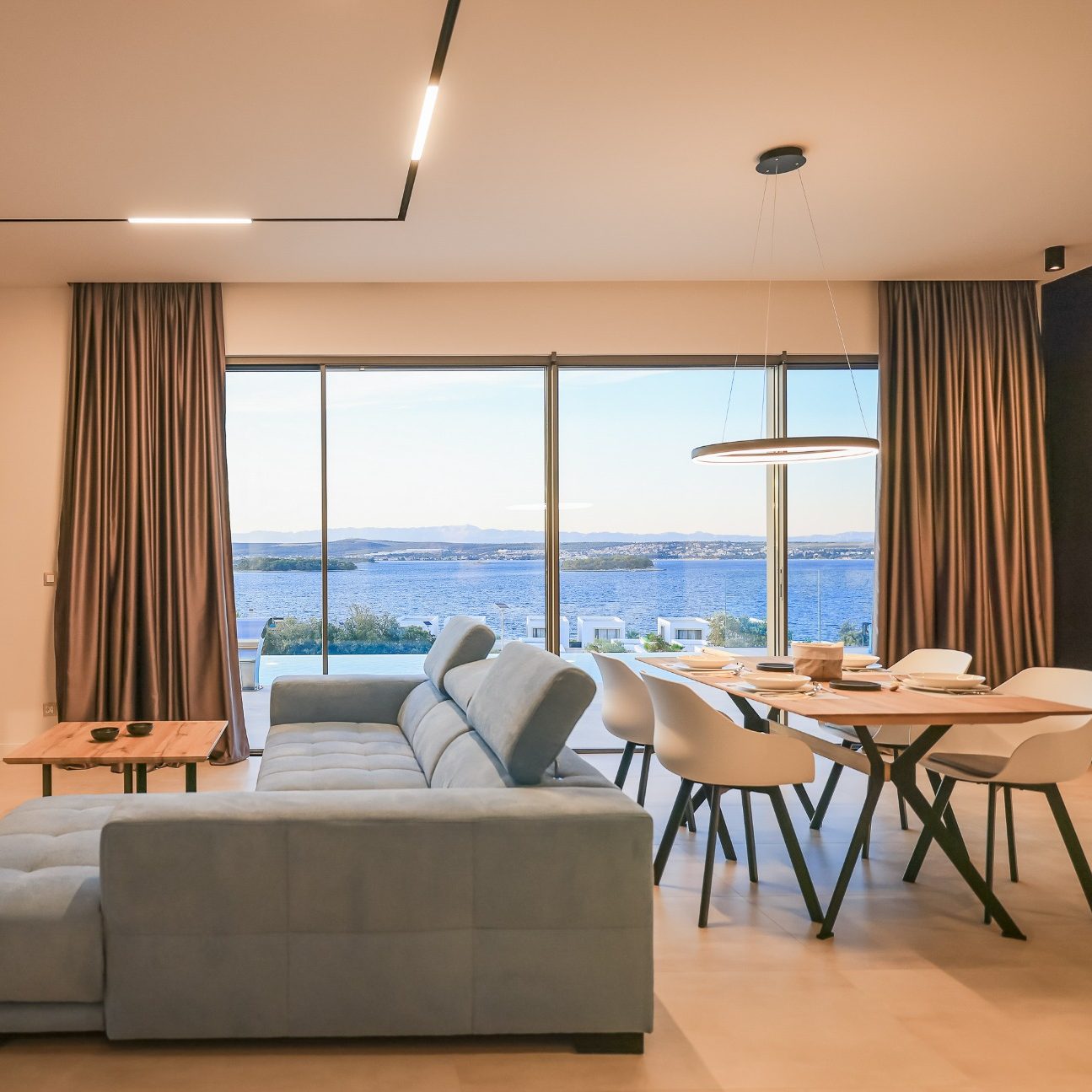 Ferienhaus Wohnzimmer Offener Wohnbereich der Villa View mit großen Panoramafenstern und Meerblick