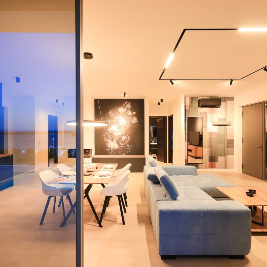 Wohnbereich Offener Wohnbereich der Villa View mit großen Panoramafenstern und Meerblick