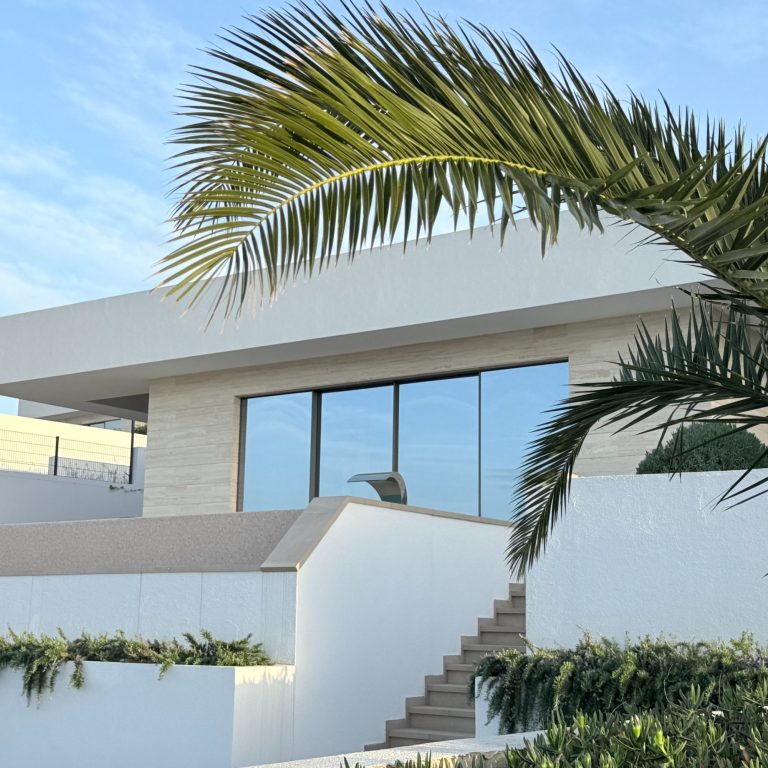 Luxusvilla privates Grundstück privates Grundstück mit 2 Aussenparkplätzen, welche mit einem Tor abgetrennt werden können.